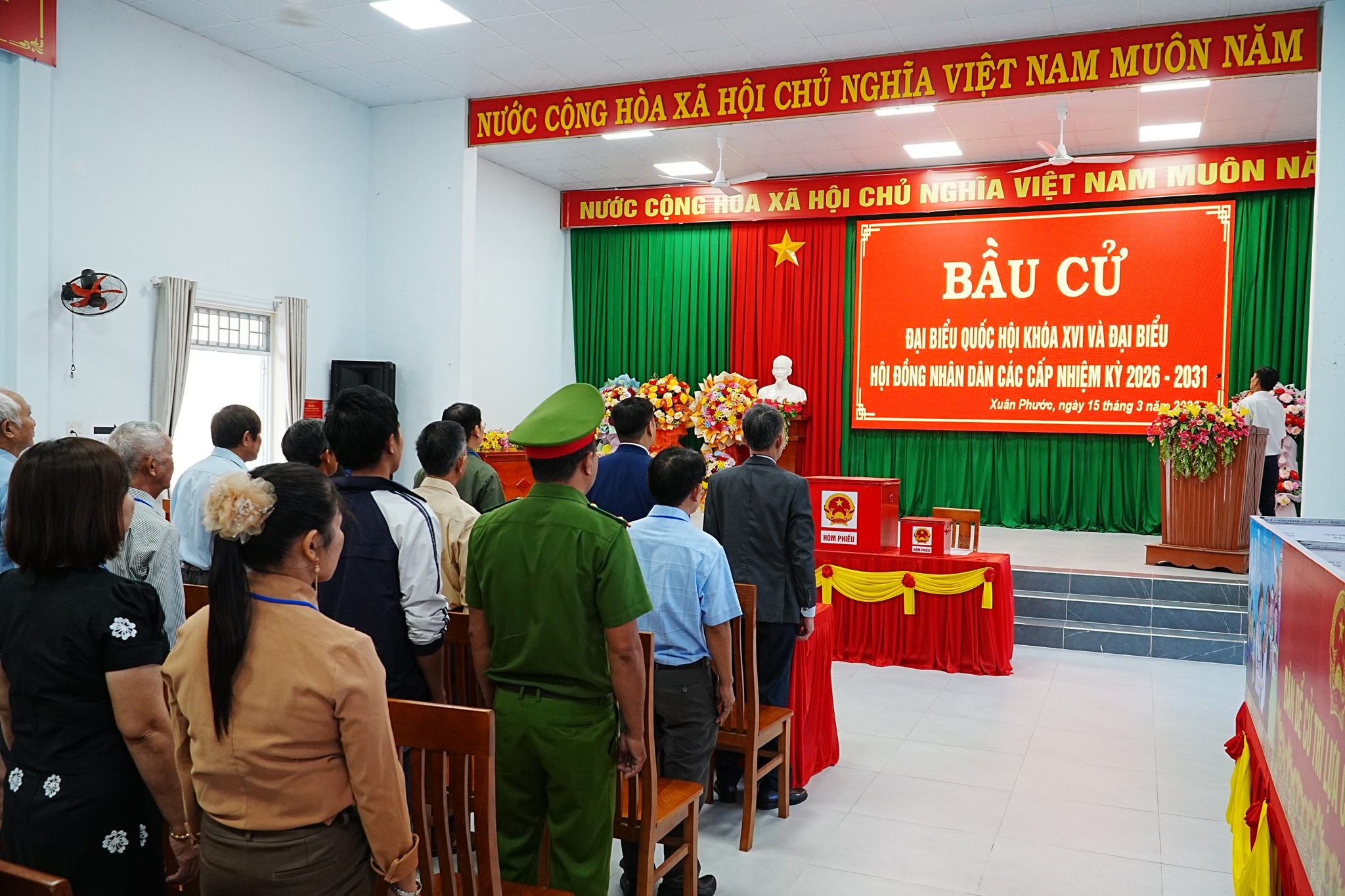 chào cờ bầu cử 4jpg